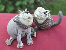 Collectable Miniature Pottery Leggy Cat - seated 