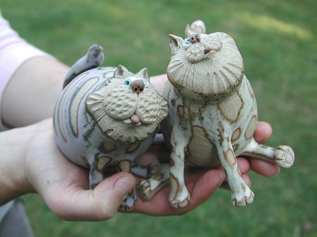 Pottery Leggy Cat - sitting 