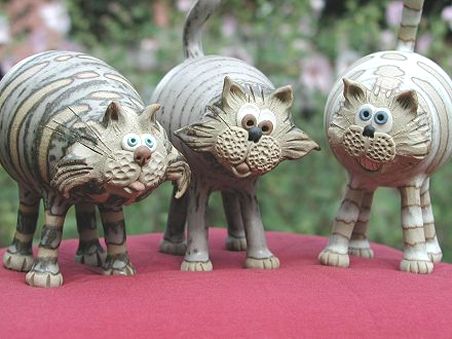  Pottery Leggy Cat - standing 