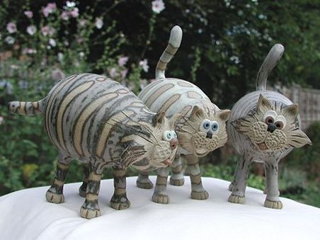  Pottery Leggy Cat - standing 