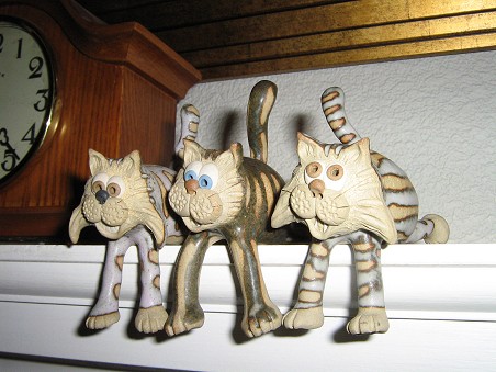  Collectable Miniature Pottery Shelf cat 